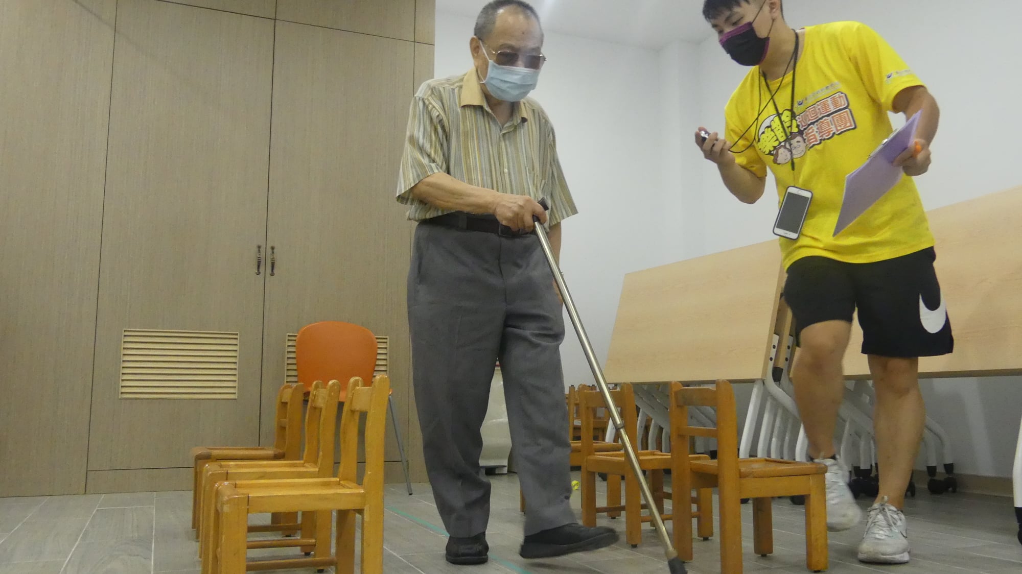 盲朋友快樂學堂協助視障長輩體適能測驗