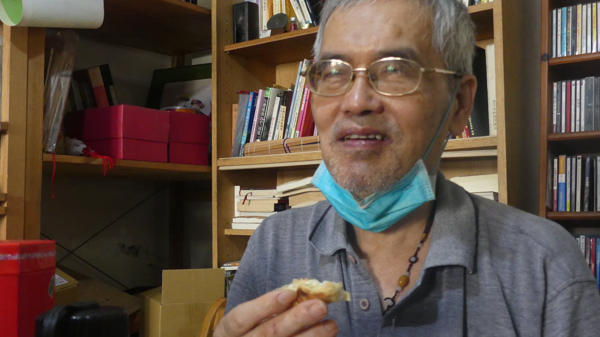 視障獨居長輩吃著愛心粽子