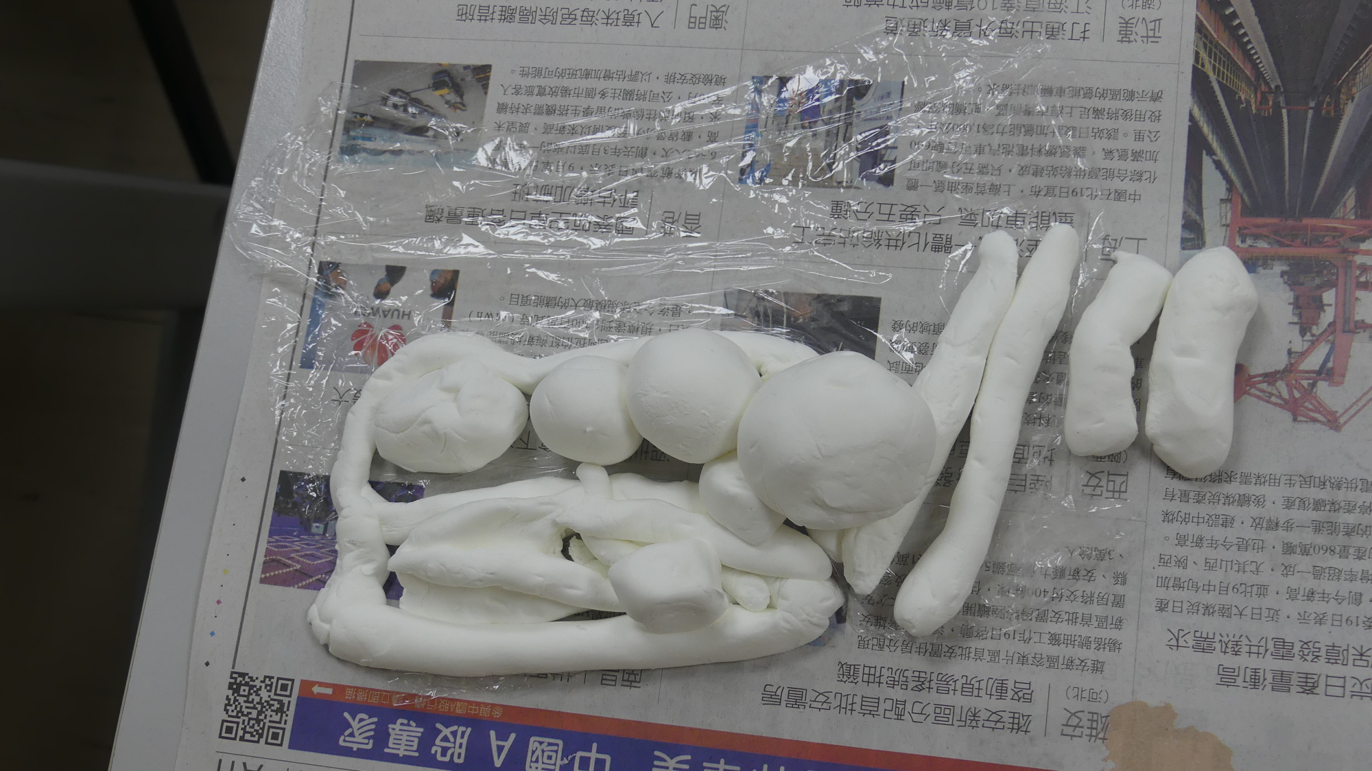 全盲爺爺黏土捏的便當，有魚丸和青菜