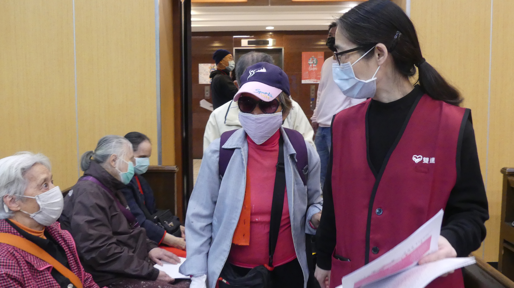 基金會同仁引導盲朋友入座
