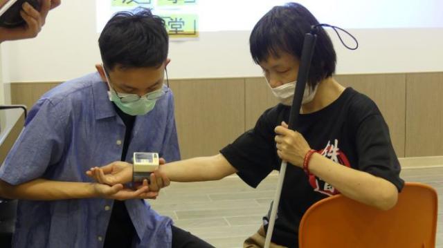 愛珍與同伴翩翩起舞