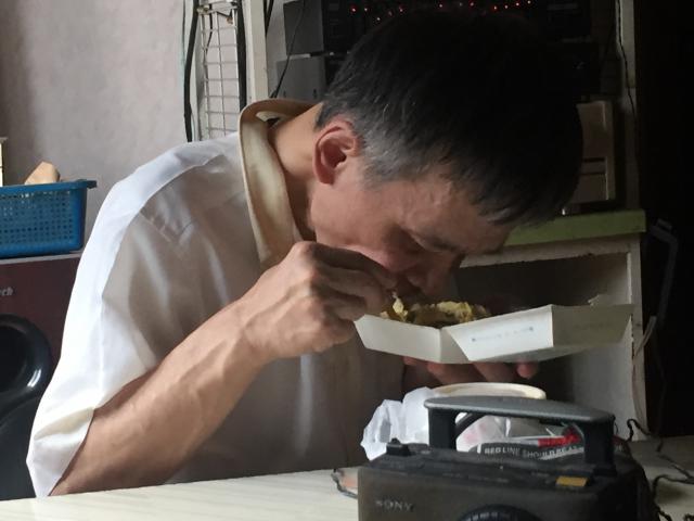 過年期間，視障獨居長輩連買便當都很困難