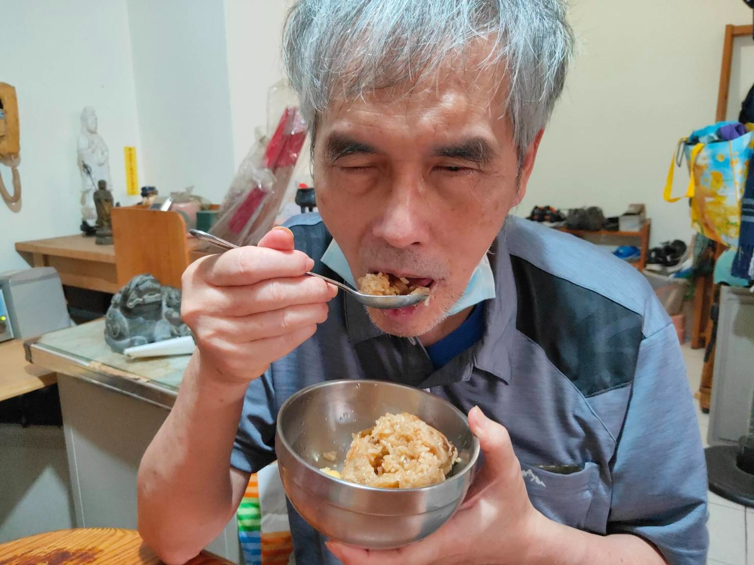 視障獨居長輩吃得很簡單，沒東西吃時，開水餅乾就是一餐