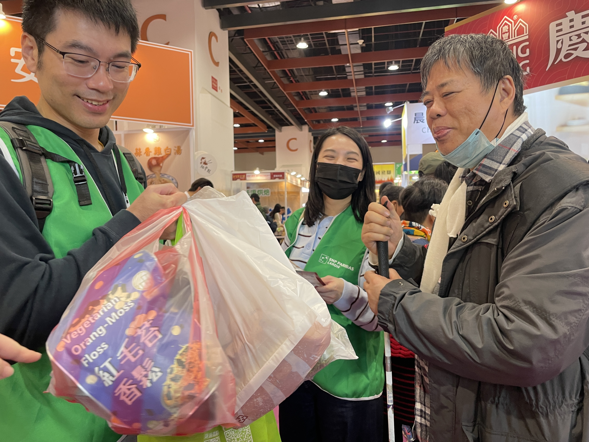 志工陪伴視障獨老安心辦年貨