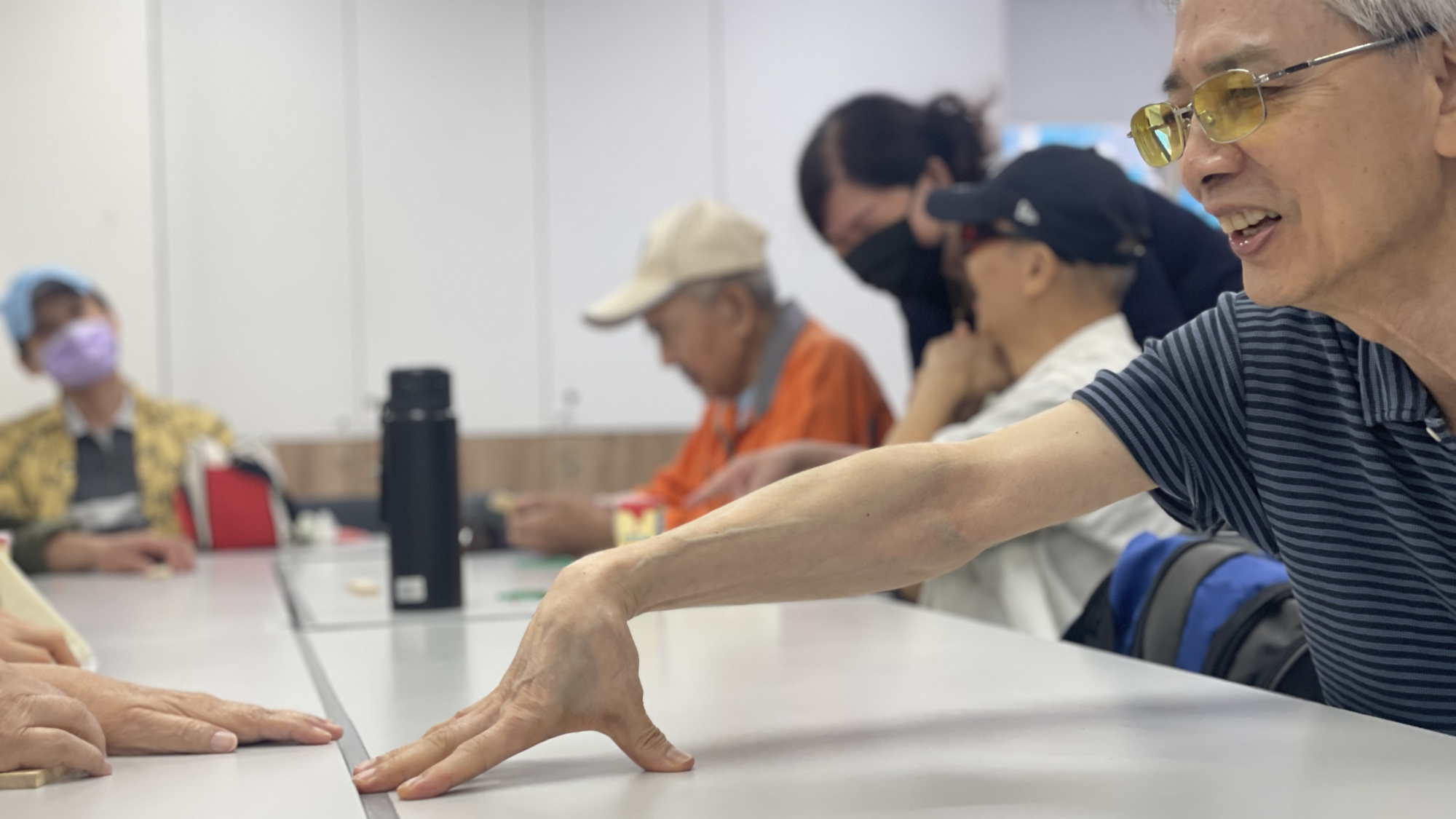 團體成員觸摸枯葉