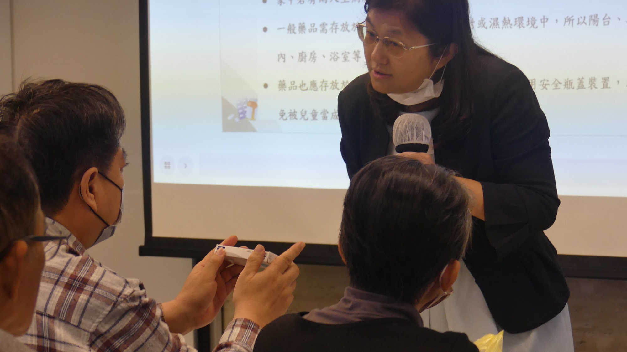 講師詢問了解視障長輩的用藥習慣