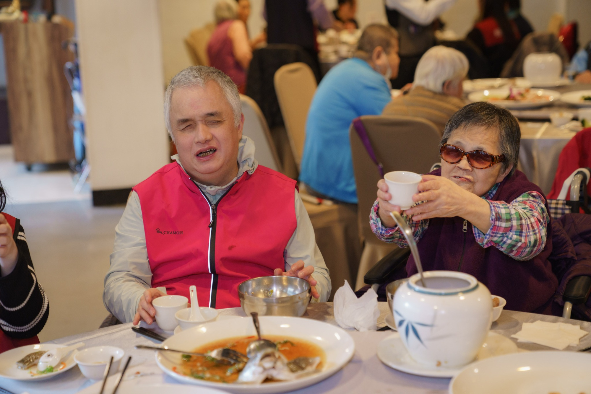 視障獨老一起聊天圍爐