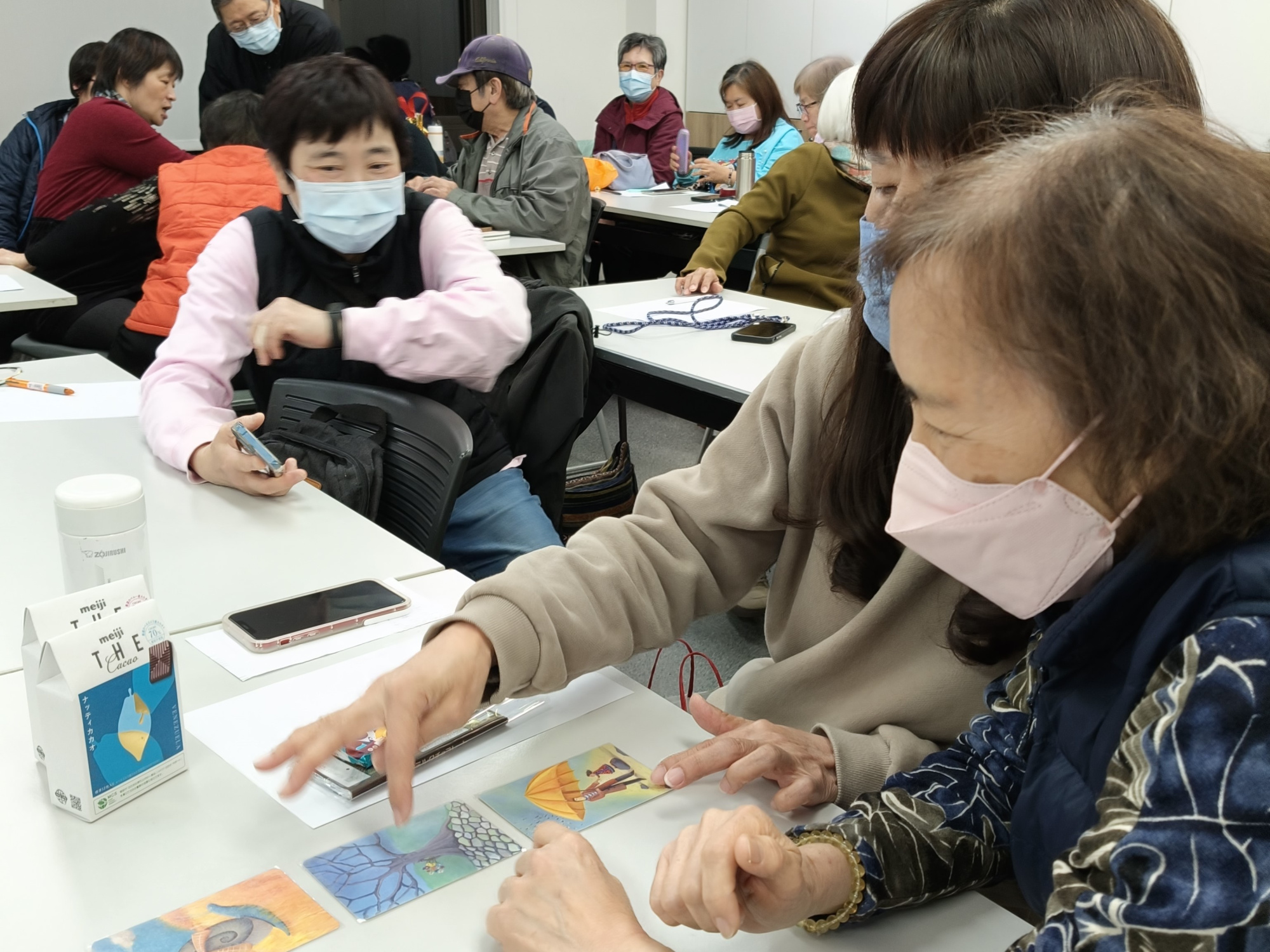 服務員透過牌卡遊戲練習溝通技巧