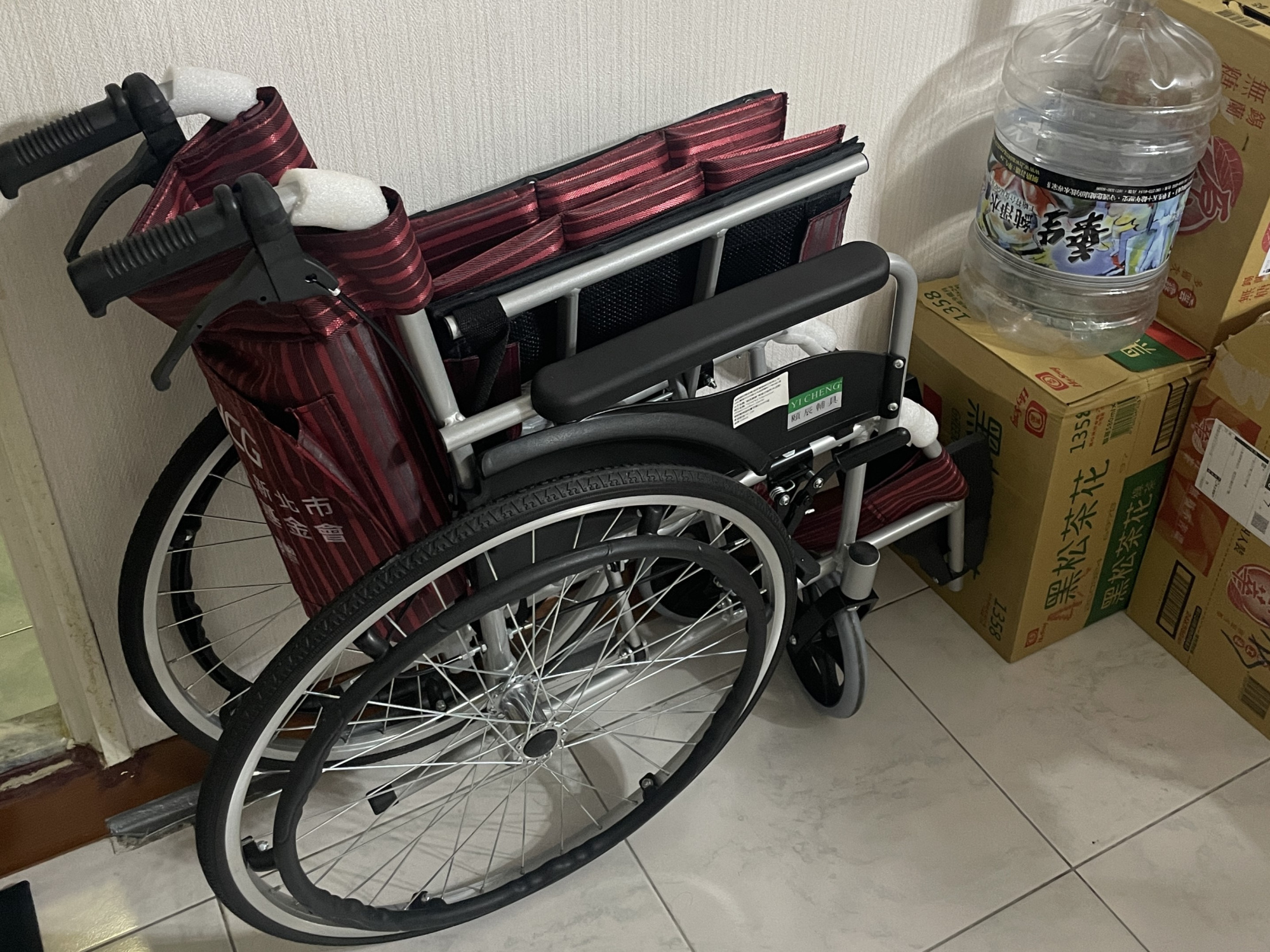 視障獨老在家跌倒後借了輪椅